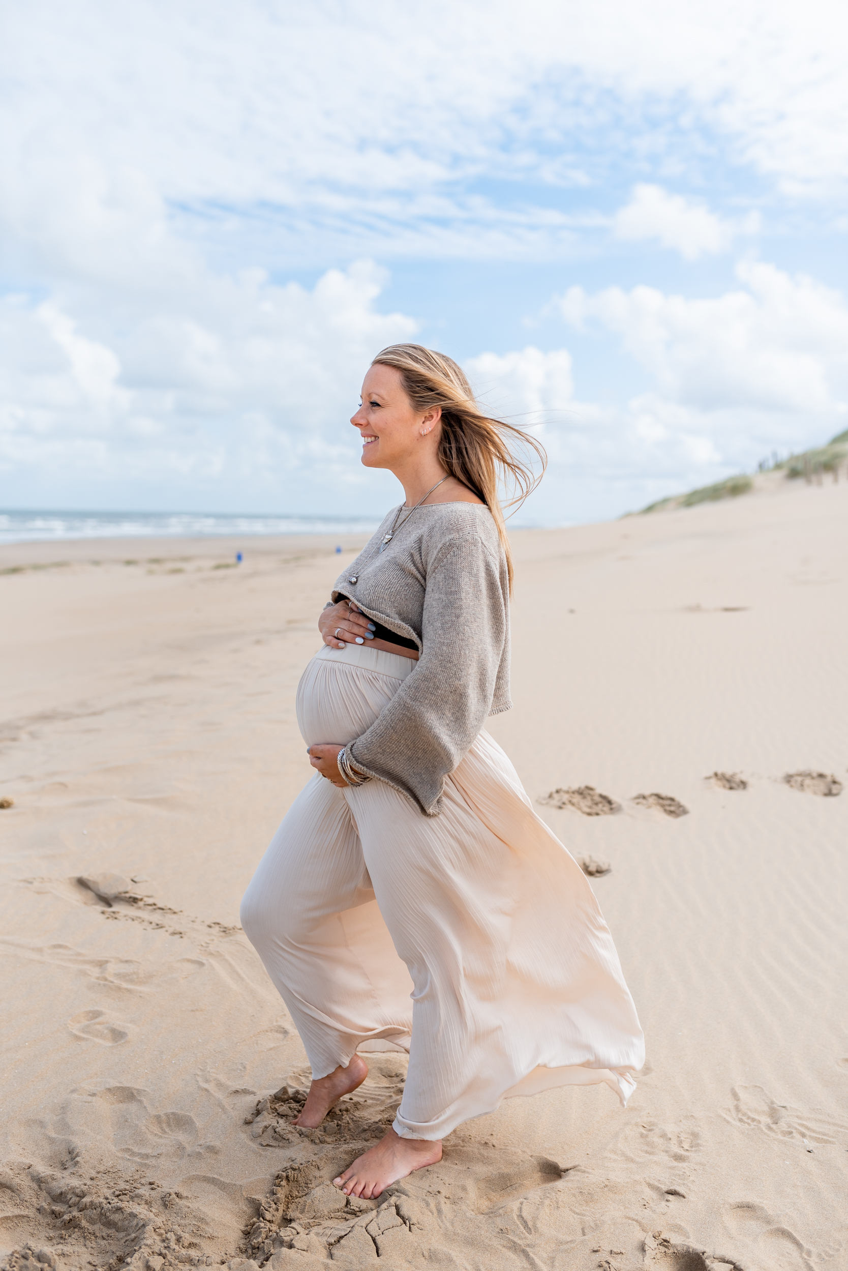 Zwangere vrouw op het strand