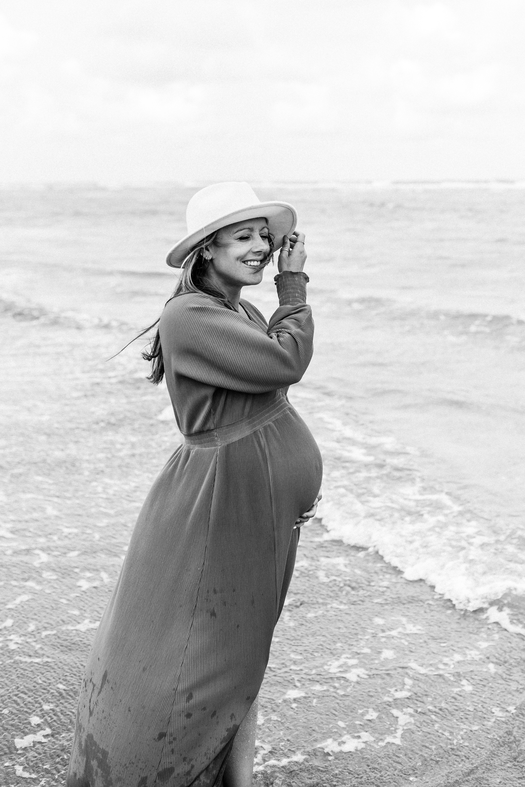 Zwangere vrouw in de zee zwart wit