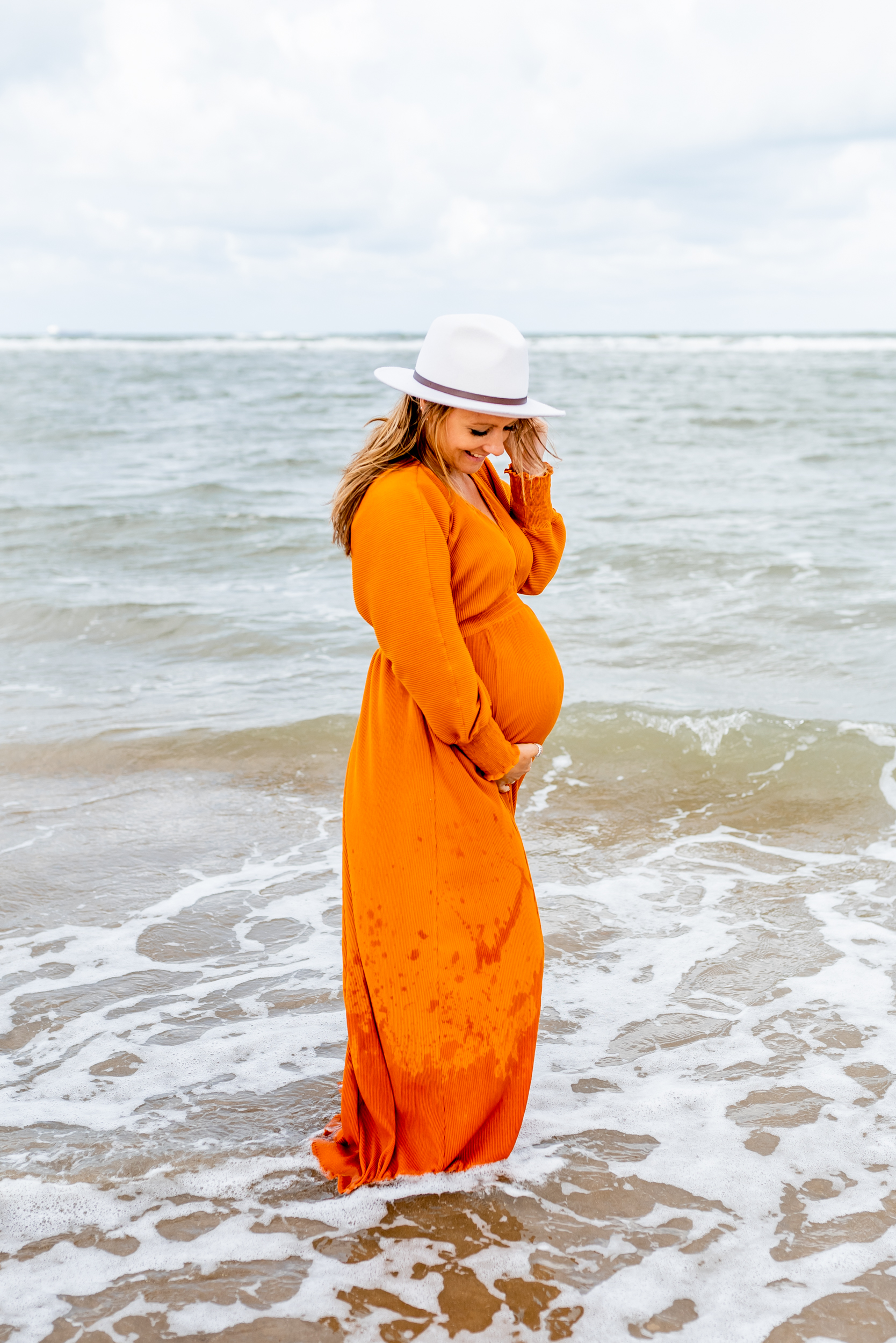 Zwangere vrouw in de zee