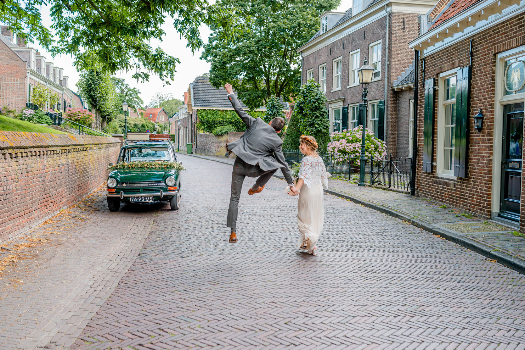 bruid en bruidegom rennen door straatjes
