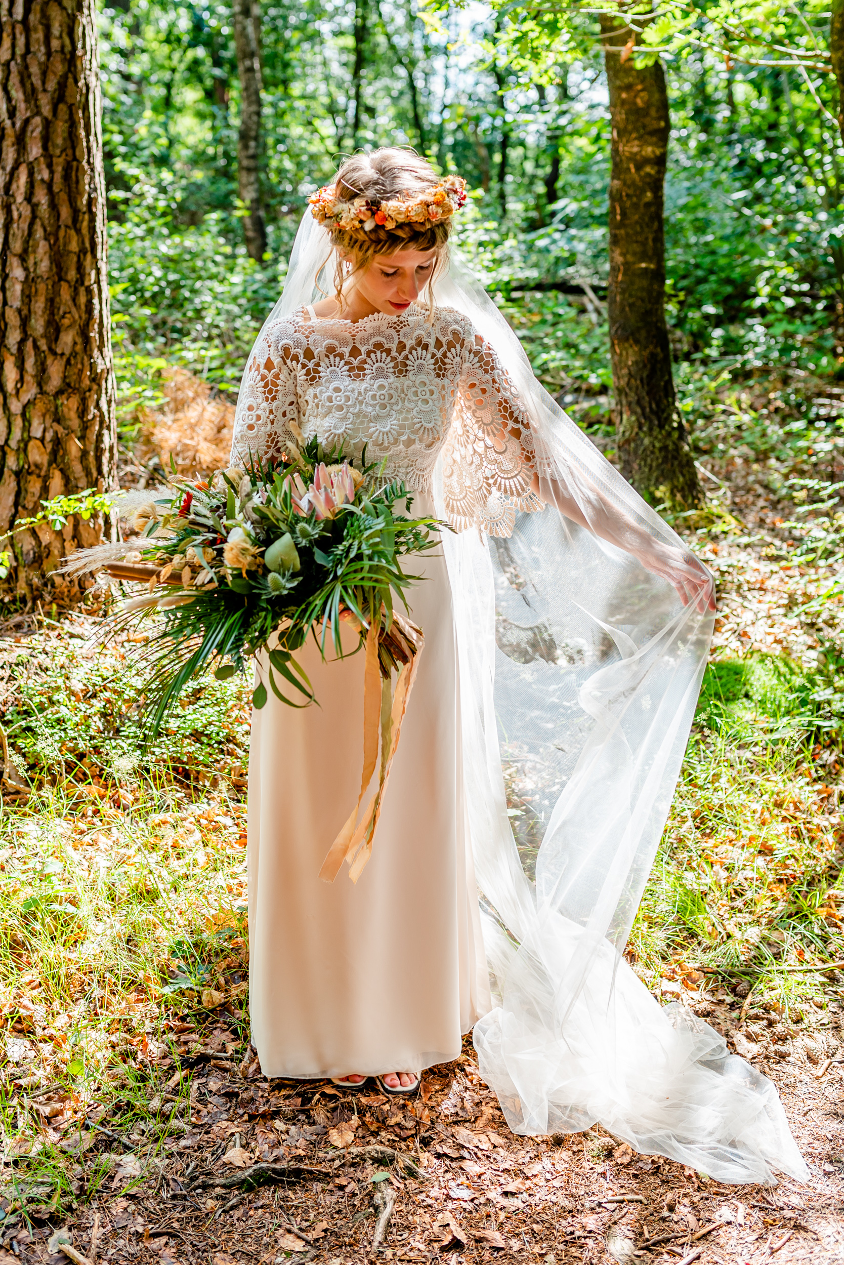 Bruid in bos met sluier