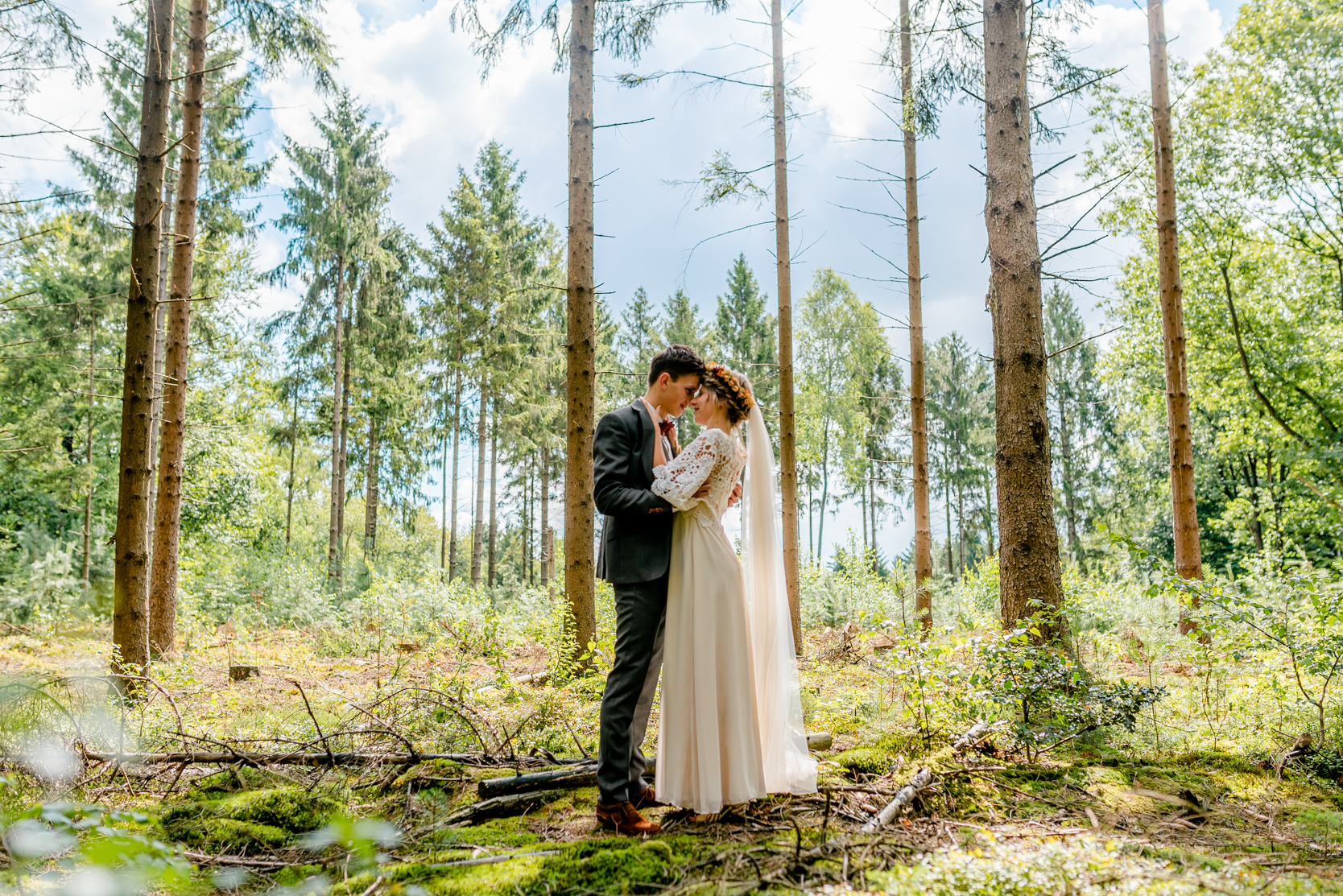 Bruidspaar in het bos
