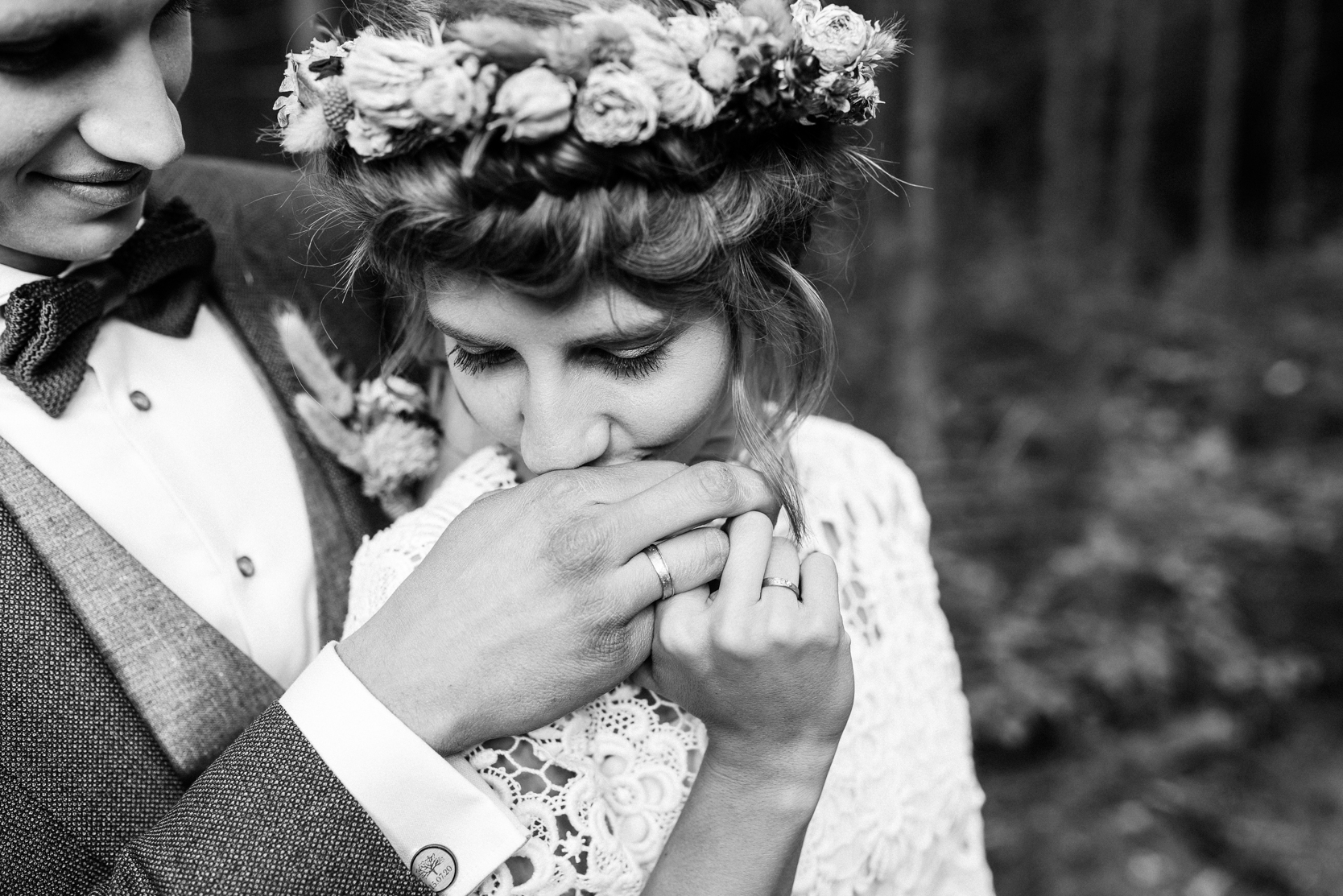 Bruid geeft handkus bruidegom zwart wit