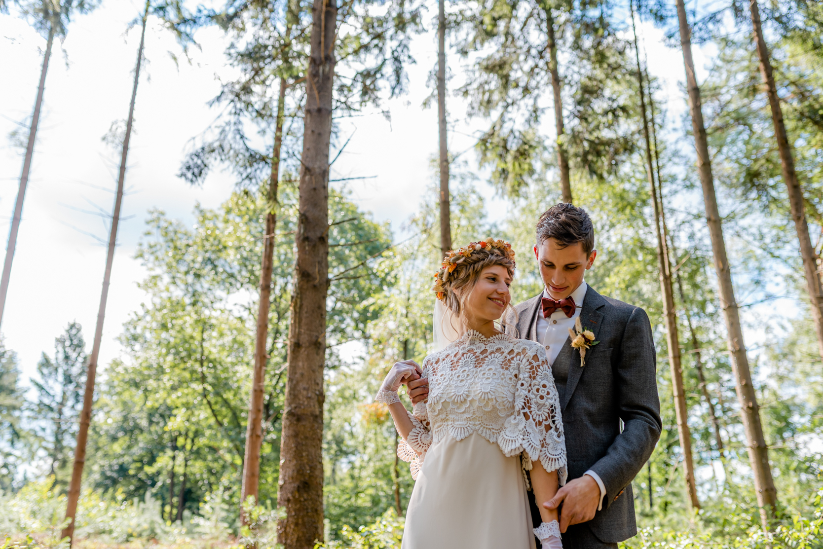 Bruid en bruidegom klein in het bos