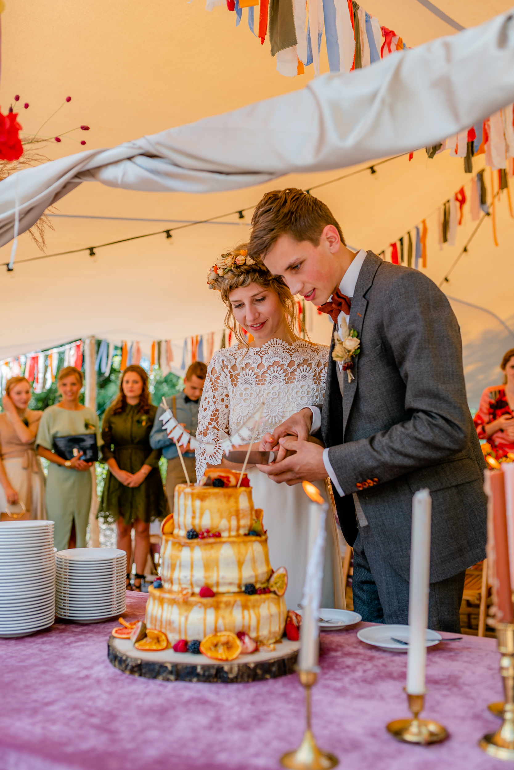 Bruid en bruidegom snijden taart aan