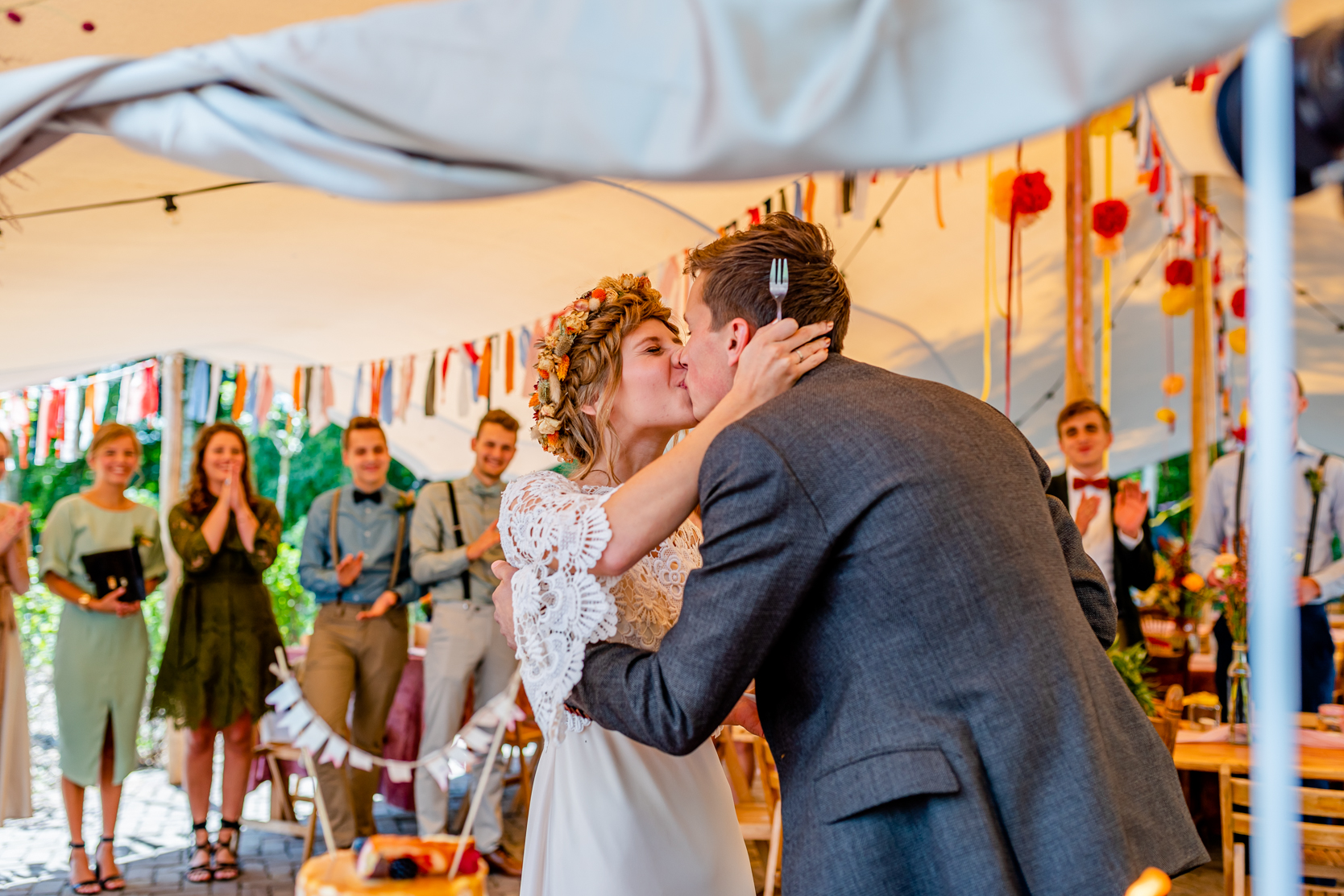 Bruid en bruidegom kussen elkaar na eerste hap taart