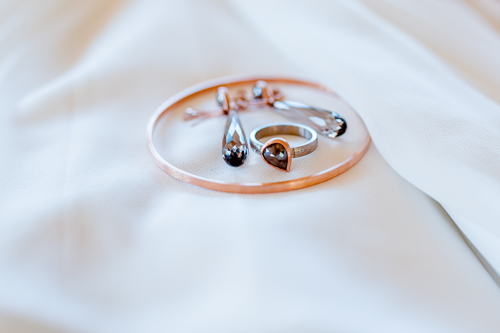 Armband en oorbellen op trouwjurk