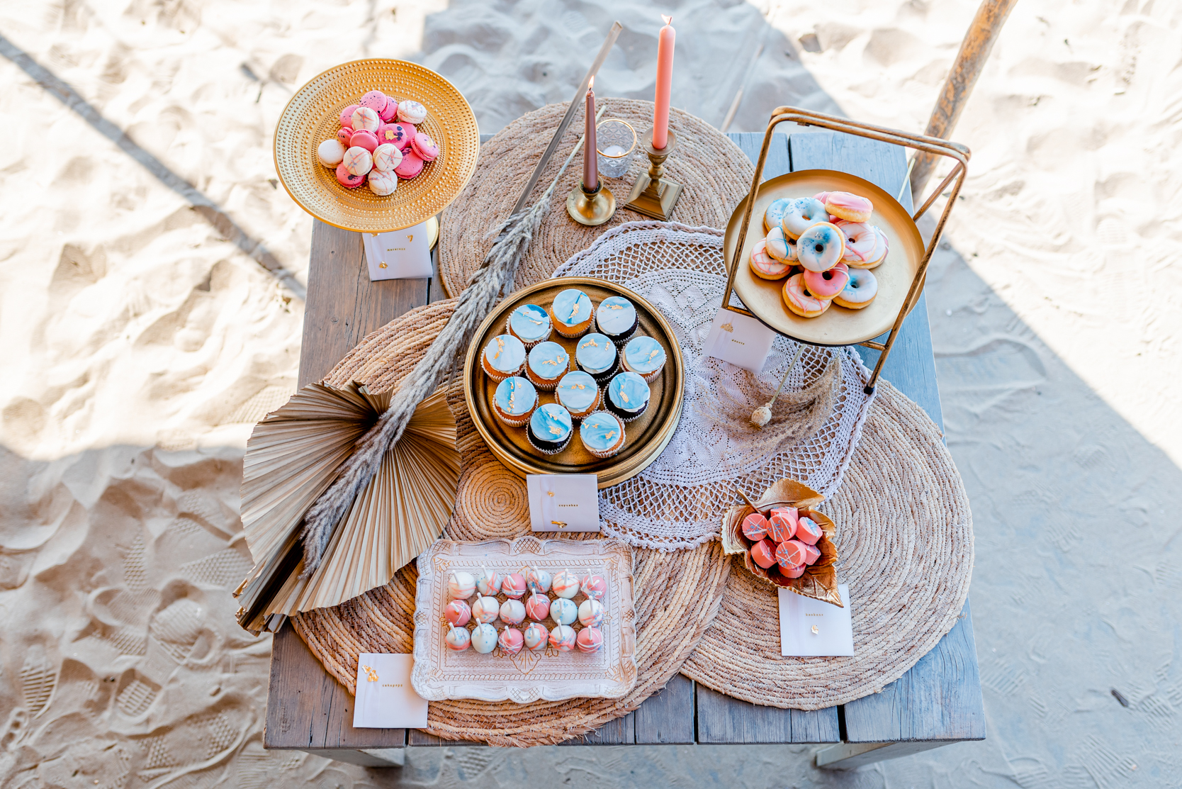 Sweet table met donuts macarons en cakepops