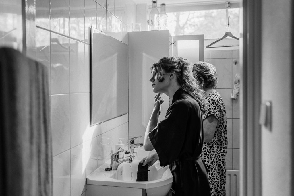 Twee vrouwen maken zich klaar voor de spiegel