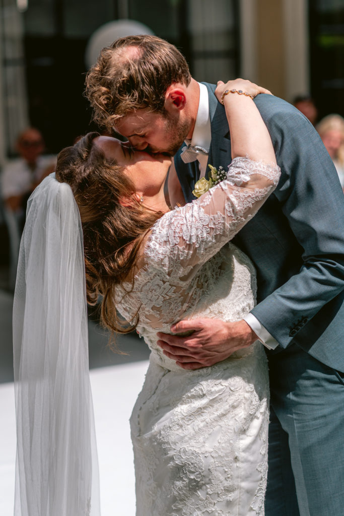 Bruid en bruidegom geven elkaar de kus