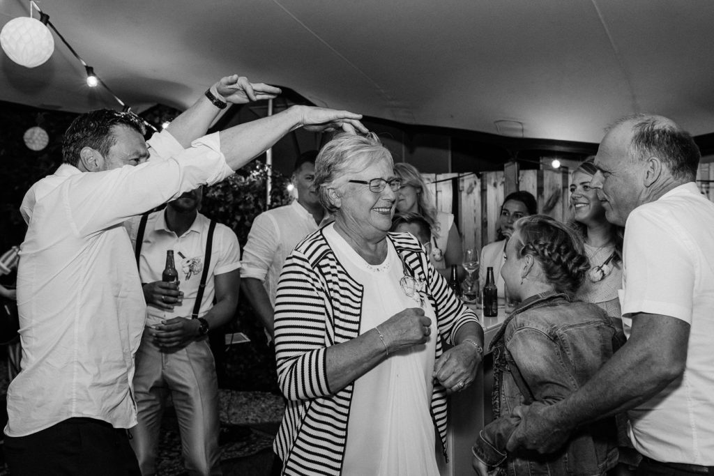 Oma danst rondjes tijdens trouwfeest